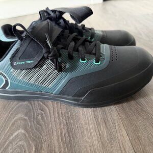 Clipless Mountain Bike Shoes - Five Ten Hellcat - Women's